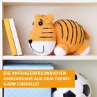 "Die anfängerfreundlichen Amigurumis aus dem Trend-Garn Chenille!"  
Plüsch-Tiger, Bücher und ein Fußball in einem Regal.