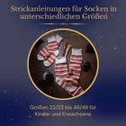 "Masche für Masche in eine magische Welt." Verschiedene bunte Socken mit Zauberermotiven liegen auf dunklem Holz.