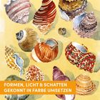 Text: "FORMEN, LICHT & SCHATTEN GEKONNT IN FARBE UMSETZEN". Eine Illustration mit bunten Muschelschalen auf gelbem Hintergrund.