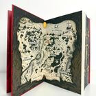 Eine fantasievolle Landkarte mit Beschriftungen wie "Der Kontinent", "Die Zitadelle" und "Nordmeer".