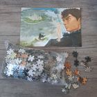 Illustration: Ein muskulöser Mann mit Schwert, daneben ein kleinerer Mensch und eine Stadt im Hintergrund. Puzzle-Stücke sind verstreut.