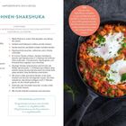 BOHNEN-SHAKSHUKA. Zutaten: Bohnen, Zwiebel, Knoblauch, Karotte. Tipp: Shakshuka im Ofen bei 160°C backen. Bild: Pfanne mit Speise.