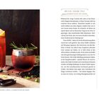 Bitter Americano: Rezept neben einem Foto mit zwei roten Cocktails. Zutaten: Campari, süßer Wermut, Soda. Garnitur: Orangenschnitz.