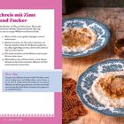 "Milchreis mit Zimt und Zucker" Rezept und Onas Tipps auf rosa Hintergrund, rechts zwei Teller Milchreis mit Zimt.
