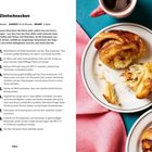 Zimtschnecken-Rezept, 9 Schritte, Zutaten: Pizzateig, Butter, Zimt, Zucker. Links Text, rechts Teller mit Zimtschnecken und Kaffee.
