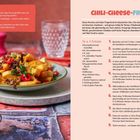 Tipps: Speisestärke für knusprige Pommes, Peperoni zuletzt hinzufügen. Perfekt mit Sour Cream, Jalapeños oder Guacamole. Partyfood Rezept für Chili-Cheese-Fries. Links buntes Gericht, rechts Schritt-für-Schritt-Anleitung.