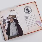 „Roxi“, „Schurko“, „Die Bibliothek der unendlichen Abenteuer“, „Ausgeliehen von: Iggy“. Illustration: Mann mit Ratte und Buch.