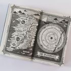 Links: "VOLMAR", "SARENIYA". Rechts: "DIE UNTERWELT". Alte Karte mit Landschaften und einem Kompassdesign.