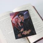 Eine Illustration zeigt ein Paar in enger Umarmung. Im Hintergrund ein heller Nachthimmel mit Komet. Darunter ein offenes Buch.