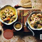 "Lotuswurzelsuppe. Mal klassisch, mal vegan!" Zwei Schalen mit Suppe, Lotuswurzelstücke, Gemüse und Kräuter.