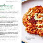 Tomatenrisotto mit Basilikum-Burrata-Creme und krossem Bacon. Rezept mit Zutaten und Zubereitung. Rechts Bild des Gerichts.