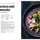 Hähnchen mit Chermoula, wildem Brokkoli, roten Zwiebeln auf grauem Teller, Rezepttext und Zutatenliste links.