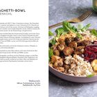 Rote-Bete-Spaghetti-Bowl mit Feta und Rosenkohl. Rezept, Zutaten und Zubereitung links, bunte Bowl mit Gemüse rechts.