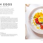 "Turkish Eggs mit fermentierten Tomaten. Zubereitung: Joghurt mit Milch verquirlen, Eier pochieren, mit Dill, Butter und Tomaten servieren."