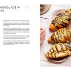 "DUBAI-SCHOKOLADEN-CROISSANTS in 30 Minuten. Zutaten: dunkle Kuchenglasur, Pistazienkerne, 4 Croissants, Kadaif-Teig, Butter, Tahin, Pistazienmus, Puderzucker, Salz."

Rechts, drei Croissants mit Schokoladenglasur und Pistaziensplittern auf einem Teller.