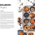 "HEIDELBEER-Muffins" mit Rezept für 12 Stück und Anleitung. Rechts: Muffinblech mit sechs gebackenen Muffins und Heidelbeeren.