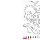 Malbuch-Illustration mit einem Drachen, nummerierte Felder für Farbanweisungen. Ein Kind reitet den Drachen durch Wolken.