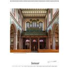 "Die Orgel der Kirche St. Peter und Paul in Lahr." Innenansicht einer Kirche mit Orgel, Bänken und bunten Fenstern.
