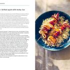 Text: „Psito calamari Grilled squid with herby rice“. Links: Rezeptdetails. Rechts: Teller mit gegrilltem Tintenfisch und Kräuterreis.