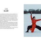 Da Shi: Text beschreibt Haltung im Kampfsport. Rechts, eine Person in roter Kleidung in Kampfstellung auf Schnee.