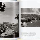 KAUFMANN DESERT HOUSE. Links eine Wüstenlandschaft mit Kakteen, rechts ein modernes Haus vor Bergen.