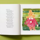 Links steht "DER SPAZIERGANG", rechts "THE STROLL". Zwei Gedichte in Deutsch und Englisch auf einer Buchseite. Buch auf grünem Hintergrund.