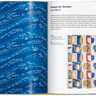 "Designs for Textiles 1930/1950-70" und eine Beschreibung textiler Entwürfe. Links blaue Stoffmuster, rechts bunte Muster.