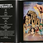 Text: "Monty Python's The Meaning of Life" und Produktionsdetails. Links Text auf schwarzem Hintergrund, rechts Filmplakat.