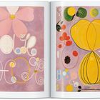 Illustration mit verschnörkelten Buchstaben und Zahlen "I", "II", "III" auf buntem, abstraktem Hintergrund.