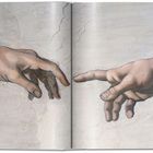 Zwei Hände strecken sich in der Mitte eines aufgeschlagenen Buches zueinander aus, eine klassische Illustration.