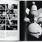 Text: "PART II" und Beschreibungen eines Raumfahrt-Konzepts. Links mehrere Storyboard-Panels, rechts eine Raumschiff-Illustration.