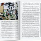 Links: Zahlreiche Fotografien und Notizen, teilweise überlappend. Rechts: Schwarz-Weiß-Fotos einer Person mit Mütze in vertikaler Reihe. Viel Text in englischer Sprache im unteren Bereich.