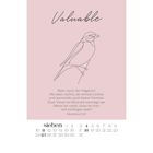 "Valuable" oben, Bibelzitat unten: Matthäus 6,26, Minimalistische Vogelillustration auf rosa Hintergrund, Kalender für Juli.
