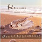 "Perlen des Glaubens. Ihr werdet traurig sein; doch ich sage euch: Eure Trauer wird sich in Freude verwandeln. Johannes 16,20" Unten ist ein September-Kalender. Eine offene Muschel am Strand enthält eine Perle.