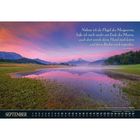 Psalm 139, Verse 9-10. September. Ein stiller See spiegelt Berge und einen farbenprächtigen Morgenhimmel wider.