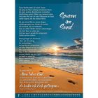 Text: "Spuren im Sand" - Ein Gedicht über eine Lebensreise am Meer mit einem Herrn. Füße im Sand bei Sonnenuntergang.