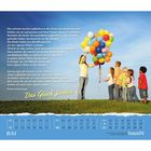 Text: Eine Lehrerin brachte Luftballons in die Schule. Datum: Juli. Bildbeschreibung: Frau hält bunte Ballons, Kinder schauen zu.