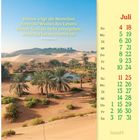 Zitat: "Humor trägt die Menschen durch die Wüsten des Lebens..." Kalender für Juli. Wüstenlandschaft mit Palmen.
