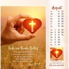 Kalender für August mit Sonnenuntergang. Ein rotes Herz in einer Hand zeigt ein weißes Kreuz. Text: "Liebe im Sinne Gottes..."