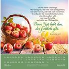 Ein Zitat aus 2. Korinther 9,6-7 über Geben. Ein Korb voller Äpfel auf einem Holztisch. Monat Oktober mit Kalendarium.