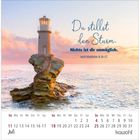„Du stillst den Sturm. Nichts ist dir unmöglich.“ Ein Leuchtturm auf einem Felsen im Meer im Sonnenuntergang. Darunter ein Kalender.