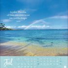 Zitat von Sokrates: "In jedem Menschen ist Sonne, man muss sie nur zum Leuchten bringen." Kalenderseite für Juli mit Strandbild.