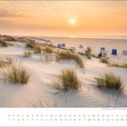 Unter dem Text "Juli" und einem Kalender zeigt sich eine Dünenlandschaft mit Strandkörben beim Sonnenuntergang.