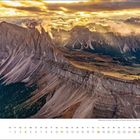Juli, Kalender mit Berglandschaft, schroffe Felsen, dramatischer Himmel mit Wolken und Sonnenuntergangsstimmung.