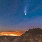 Text "JULI", darunter Kalender mit Daten. Im Hintergrund Nachthimmel mit Komet und Sternen über zerklüfteten Felsen.