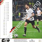 Linke Seite: Monatskalender Oktober. Unten: "Tim Kleindienst". Rechts: Fußballer in Aktion.