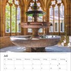 Juli. Kalender mit Wochenstruktur. Gotische Fenster und ein historischer Brunnen mit Verzierungen. Lichtdurchflutet.