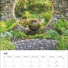 "Juli" und Kalendarium mit Wochen- und Tagesangaben. Ein runder Steinbogen mit Gartenblick.