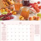 Juli-Kalender mit Rezept für "Französische Aprikosenmarmelade". Bild: Gläser mit Marmelade, Aprikosen, rote Johannisbeeren.