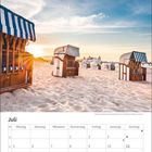 Text: Juli. Kalenderblatt mit Wochen und Tagen. Strandkörbe auf einem sonnigen Sandstrand bei Sonnenuntergang.